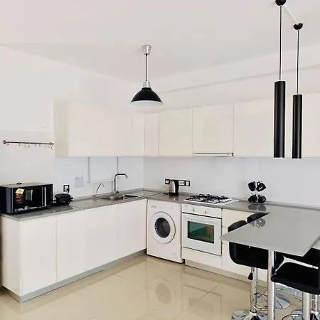 By The Sea E2 Apartamento Aglantzia