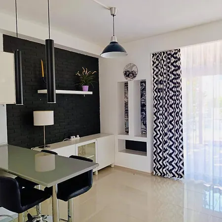 By The Sea E2 Apartamento Aglantzia